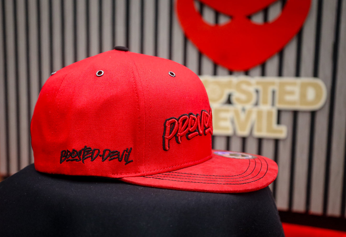 Premium Snapback Cap - ROT - Exklusives Design mit Alcantara-Schirm - LIMITIERT