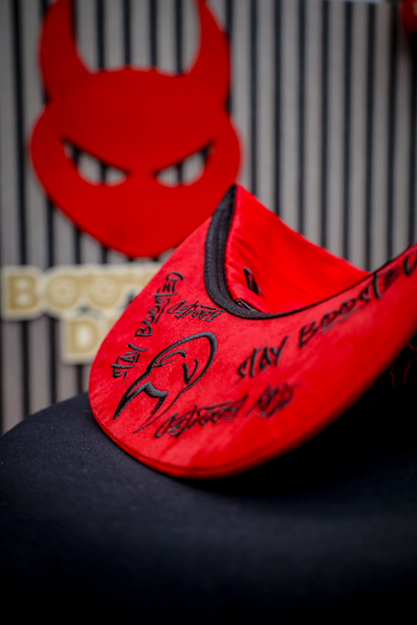 Premium Snapback Cap - ROT - Exklusives Design mit Alcantara-Schirm - LIMITIERT