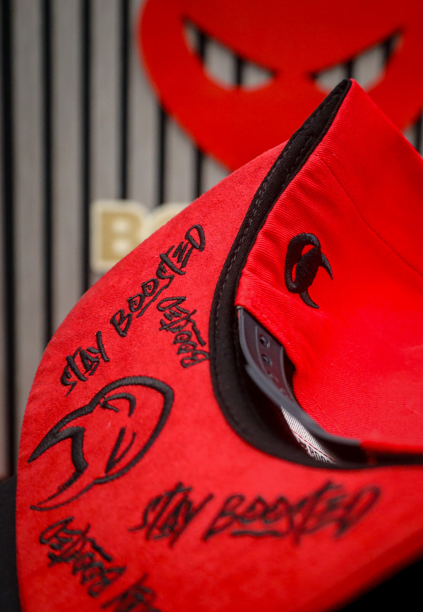 Premium Snapback Cap - ROT - Exklusives Design mit Alcantara-Schirm - LIMITIERT